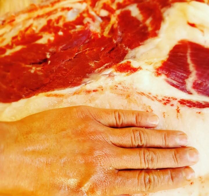 Nézzétek milyen vastag a mangalica szalonnája.