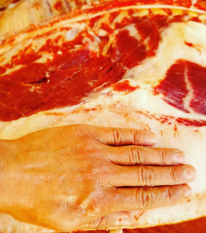 Nézzétek milyen vastag a mangalica szalonnája.