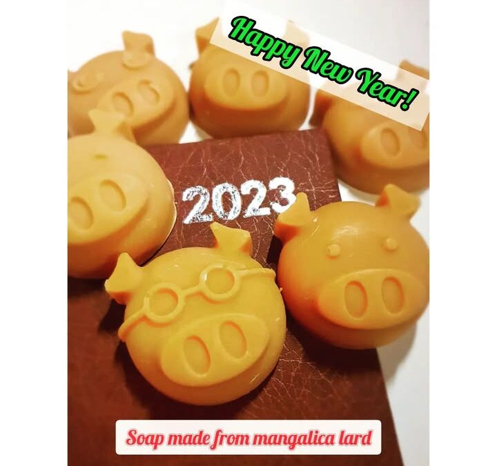 Boldog Új Évet Kívánok Nektek, ezekkel a kézműves mangalica zsírral készült szappanokkkal.