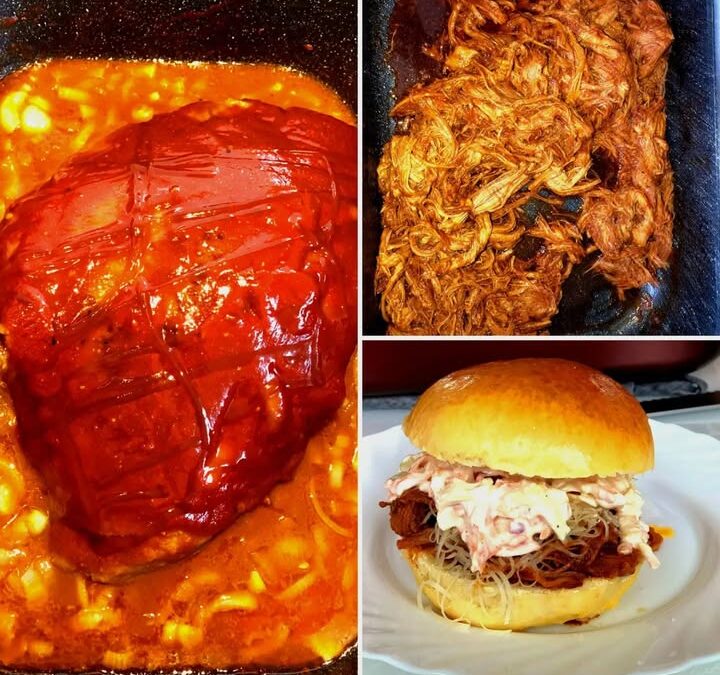 Házi hamburger tépett mangalica hússal és házi káposzta salátával.