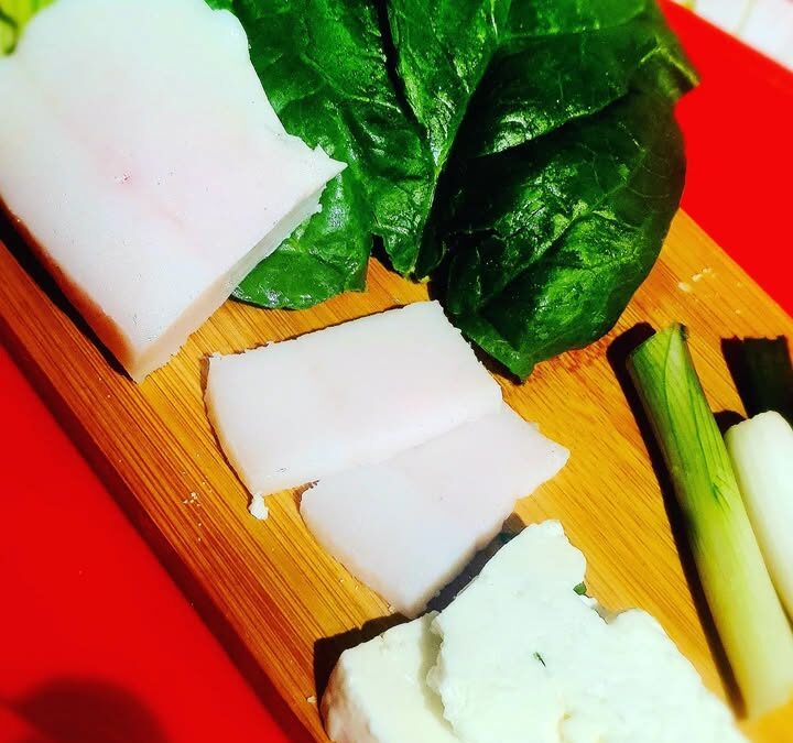 Mangalica sós szalonna, sajt és zöldségek, egy jó házi kovászos kenyér is dukálhat hozzá.