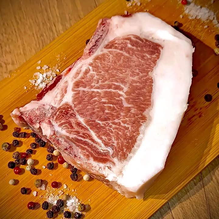 Ilyen gyönyörű mangalica T-bone szelet is lesz a piacon.