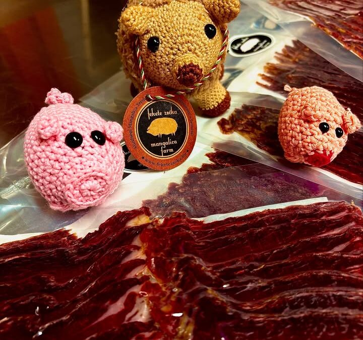 Mi itt hárman komoly zsírügyekben érkezünk holnap a Lehel piacra!” 🐷✨ De a főszereplő nem…