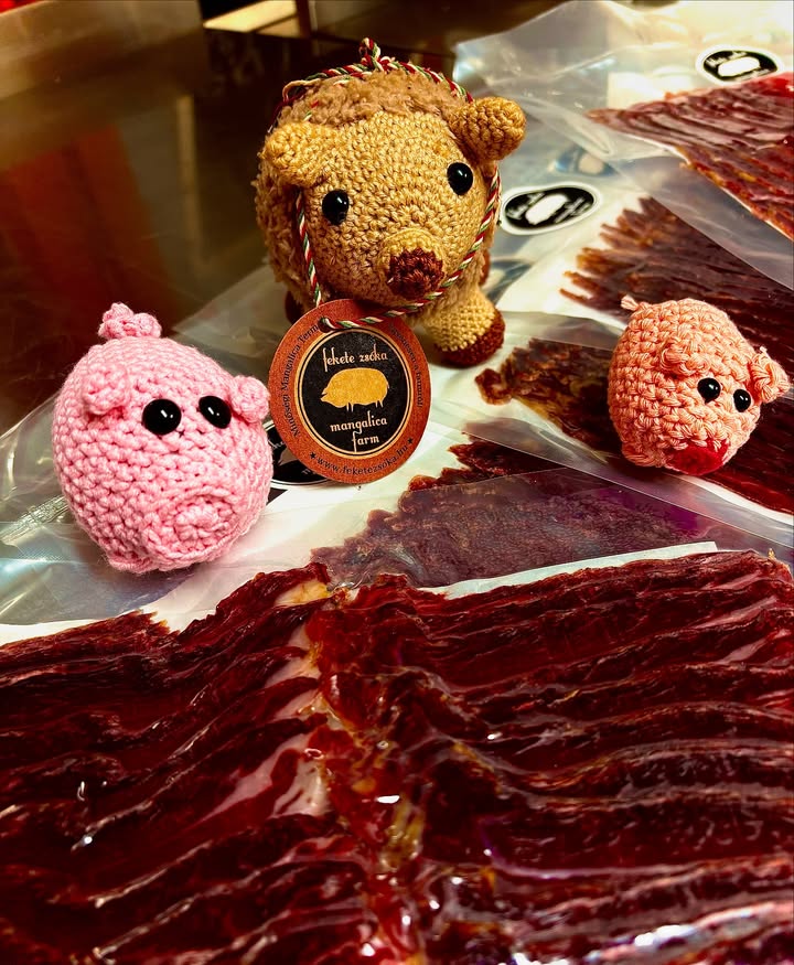 Mi itt hárman komoly zsírügyekben érkezünk holnap a Lehel piacra!” 🐷✨ De a főszereplő nem…