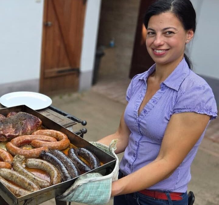 A kemencéből egyenesen az asztalra – friss, illatos, szaftos mangalica finomságok.🐷 A kolb…
