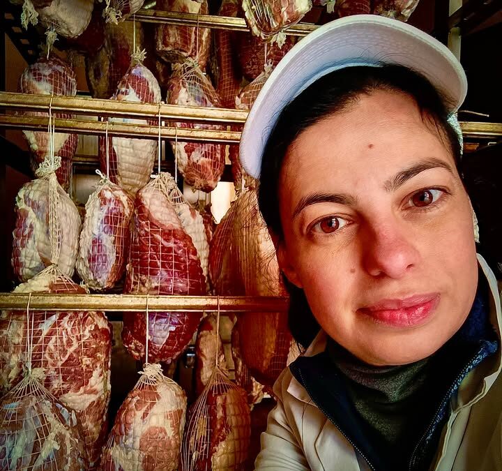 A háttérben már sorakoznak a mangalica sonkák.