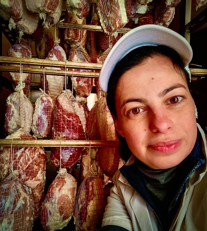 A háttérben már sorakoznak a mangalica sonkák.
