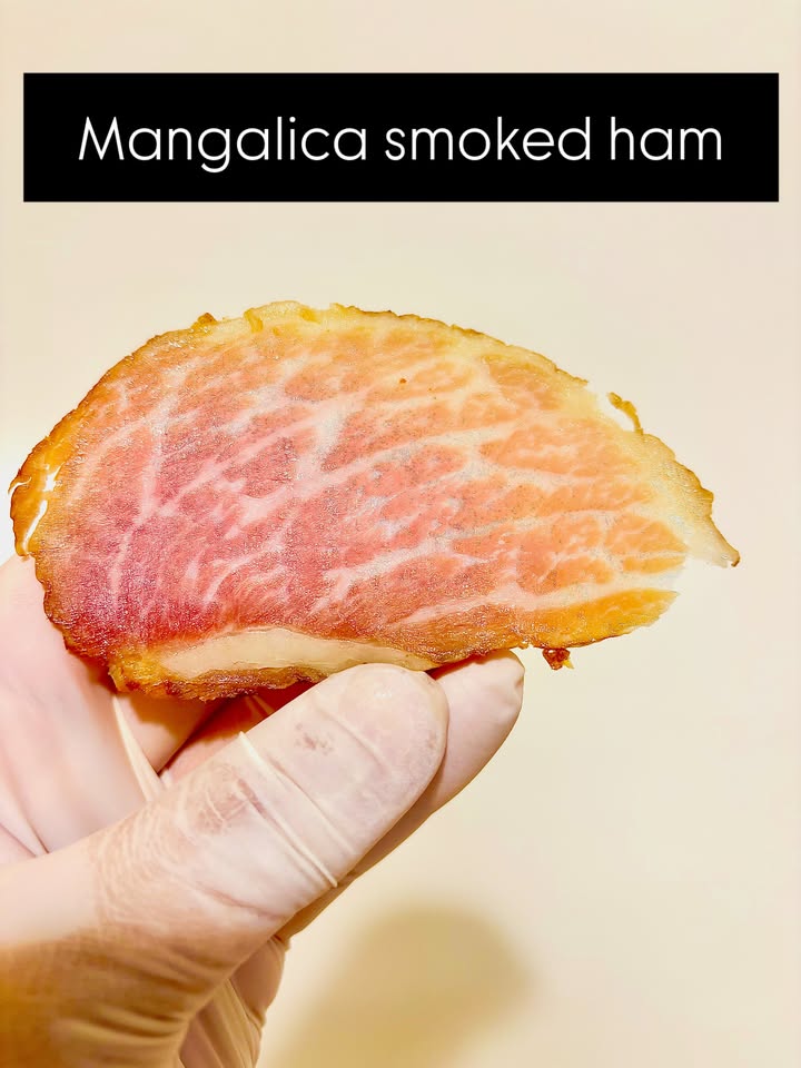 Mangalica főtt, füstölt sonka, szeletelve- csomagolva.
